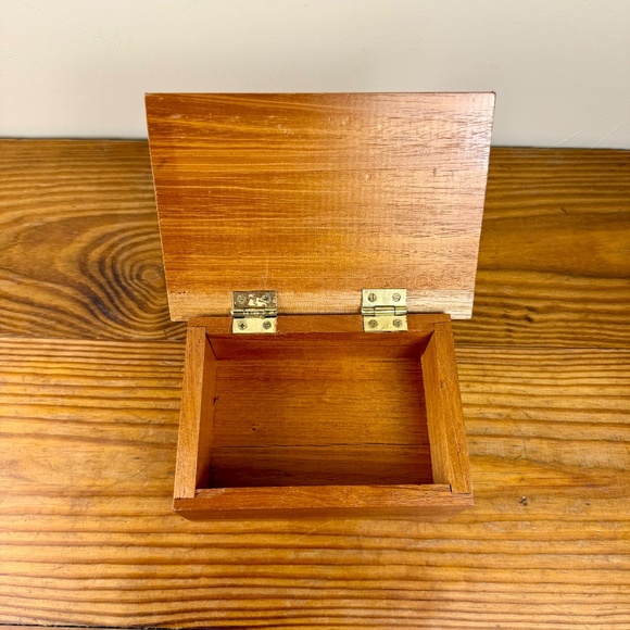 Vintage Hand-Carved Wooden Trinket Box with Floral Relief | Imapro Honduras - Picture 5 of 9